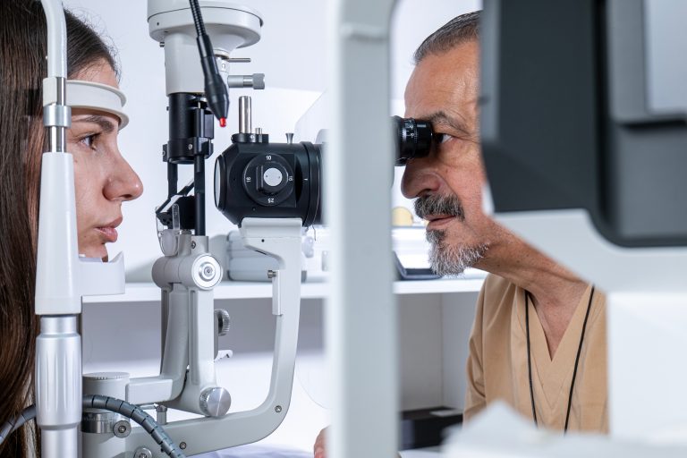 Kolaž slika koje prikazuju modernu oftalmološku opremu u upotrebi tokom pregleda.