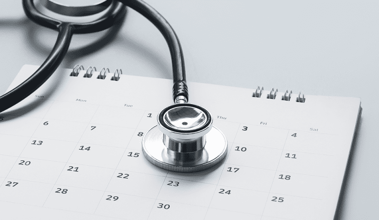 Stetoskop na kalendaru kao simbol efikasnog zakazivanja termina u klinici Medicrad.