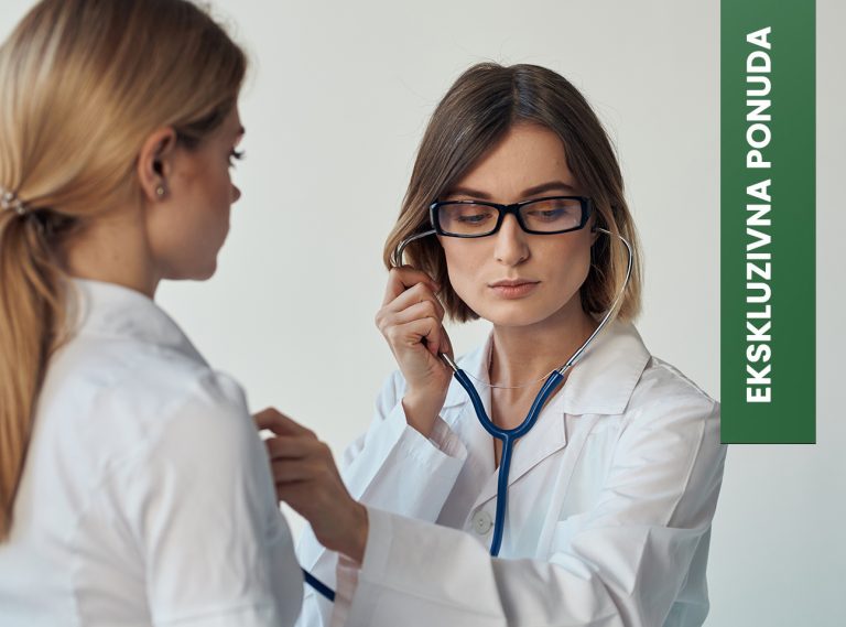 Doktorka obavlja lekarski pregled žene stetoskopom u MedicRada by Zepter poliklinici.