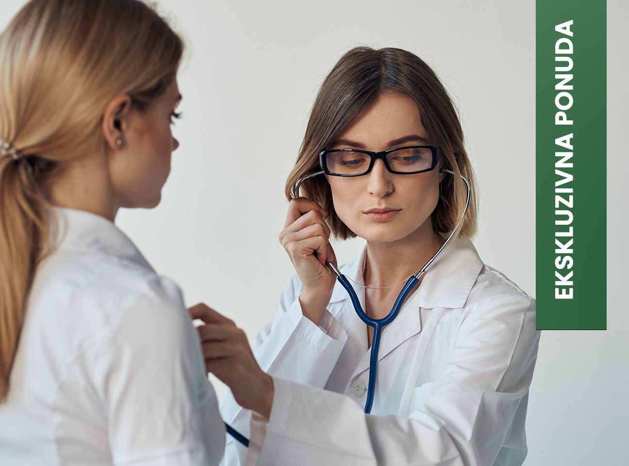 Doktorka obavlja lekarski pregled žene stetoskopom u MedicRada by Zepter poliklinici.